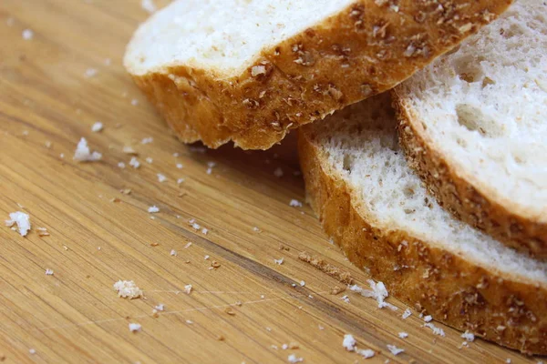 Drei Scheiben Brot Auf Einem Tisch Mit Krümeln — Stockfoto