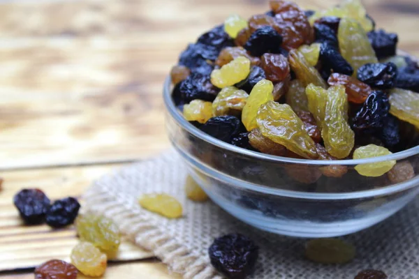 Cam bir tabakta farklı üzümler bulunur.