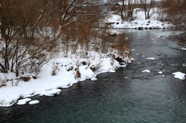 Kışın şelalesi olan küçük bir nehir.
