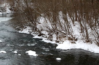 Kışın şelalesi olan küçük bir nehir.