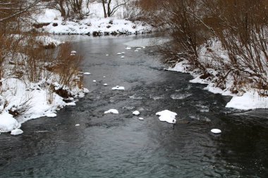 Kışın şelalesi olan küçük bir nehir.