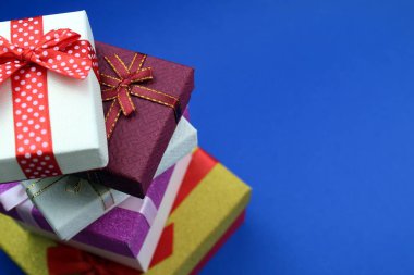 Parlak mavi arkaplanda hediye paketi