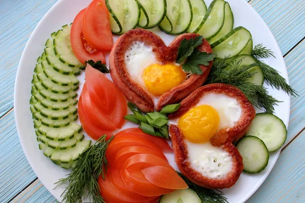 Prato Branco Coração Salsichas Com Ovo Legumes — Fotografia de Stock