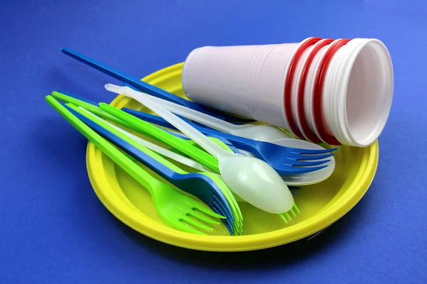 ヒープ内の明るい色の使い捨てプラスチック料理 — ストック写真
