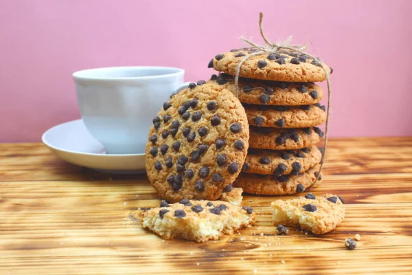 Печиво Шоколадними Чіпсами Складеними Поруч Чашкою Чаю — стокове фото