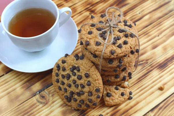 Печиво Шоколадними Чіпсами Складеними Поруч Чашкою Чаю — стокове фото