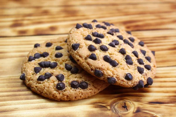 Dois Biscoitos Com Batatas Fritas Chocolate Estão Uma Mesa Madeira — Fotografia de Stock