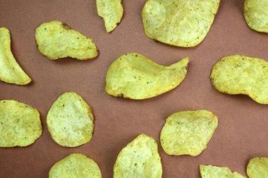 Kahverengi arka planda patates cipsi dokusu