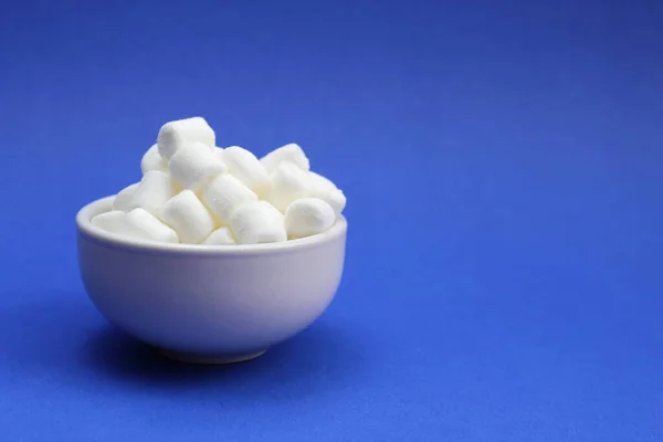Weiße Kleine Marshmallows Liegen Einem Weißen Teller — Stockfoto