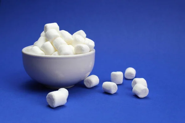 White Little Marshmallows Lies White Plate — Stock Photo, Image