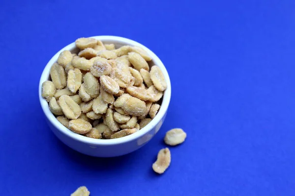 Leckere Gesalzene Erdnüsse Einem Weißen Teller — Stockfoto
