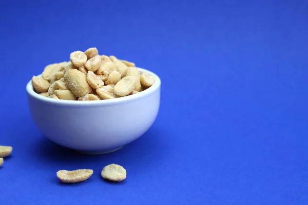 Leckere Gesalzene Erdnüsse Einem Weißen Teller — Stockfoto