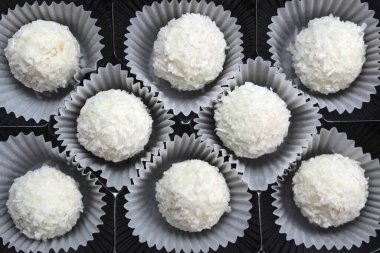 Hindistan cevizi yuvarlak şekerler paketin içinde.