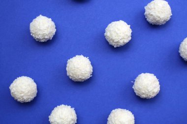 Mavi arka planda hindistan cevizi parçacıkları içinde arkaplan şekeri