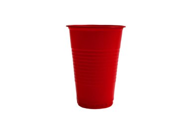 Beyaz arka planda kırmızı plastik bardak