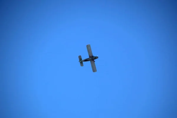 Grünes Kleinflugzeug Fliegt Blauem Himmel — Stockfoto
