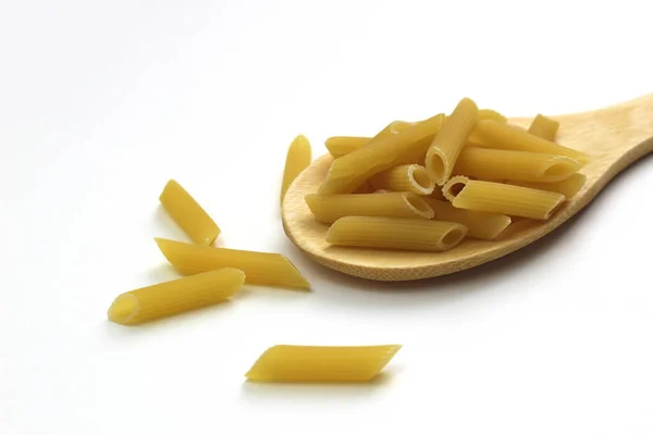 Federn Pasta Einem Holzlöffel Auf Weißem Hintergrund — Stockfoto