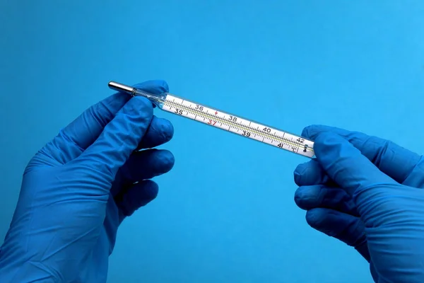 Hände Blauen Medizinhandschuhen Halten Ein Thermometer — Stockfoto
