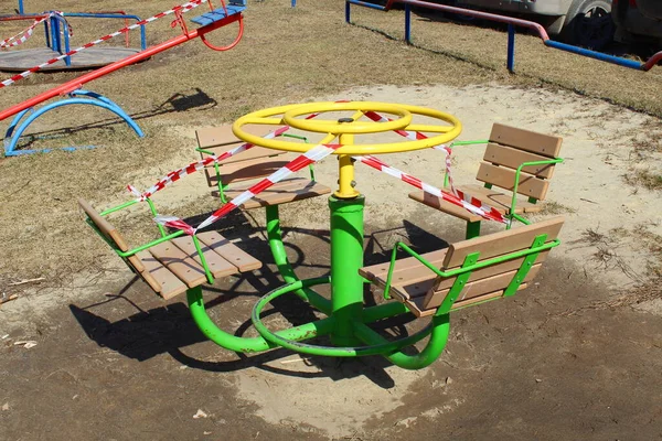 Balançar Playground Cercado Com Uma Fita Proibida Vermelho Branco — Fotografia de Stock