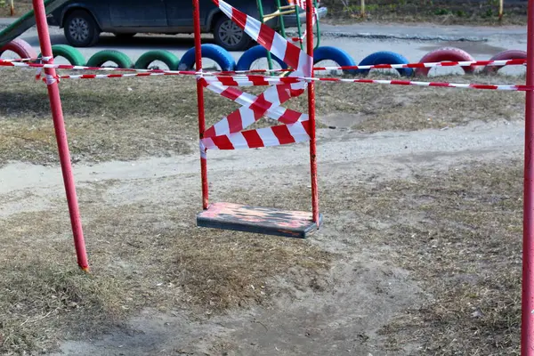 Balançar Playground Cercado Com Uma Fita Proibida Vermelho Branco — Fotografia de Stock