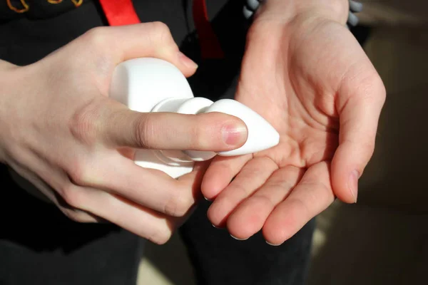 Mani Femminili Spremono Liquido Disinfettante Una Bottiglia — Foto Stock