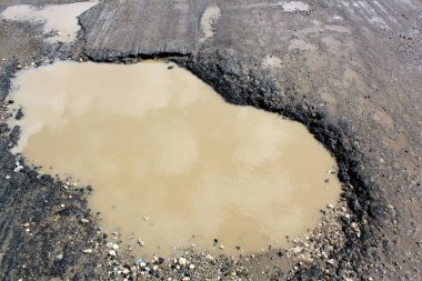 Pistte kirli suyu olan büyük bir delik var.