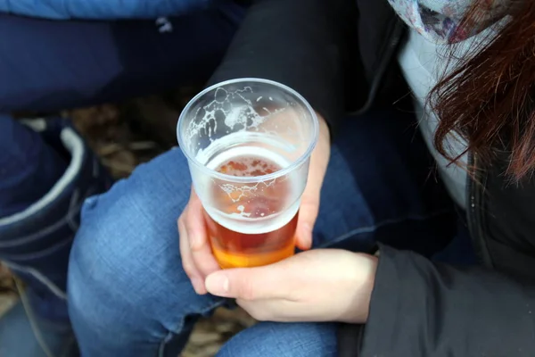 Menina Segura Copo Descartável Cerveja — Fotografia de Stock