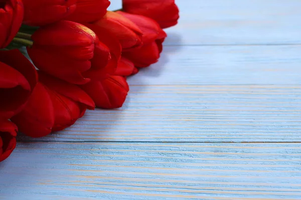 Kytice Červených Tulipánů Modrém Dřevěném Pozadí — Stock fotografie