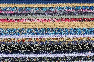 Farklı renklerde yatay desen örülmüş halı