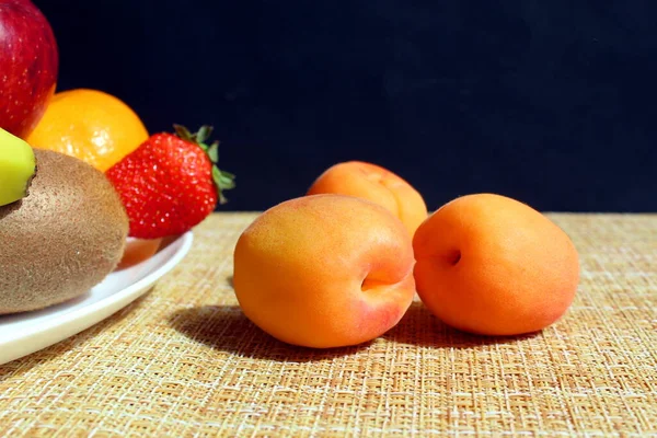 Három Sárgabarack Gyümölcs Asztalon Felülnézetből — Stock Fotó