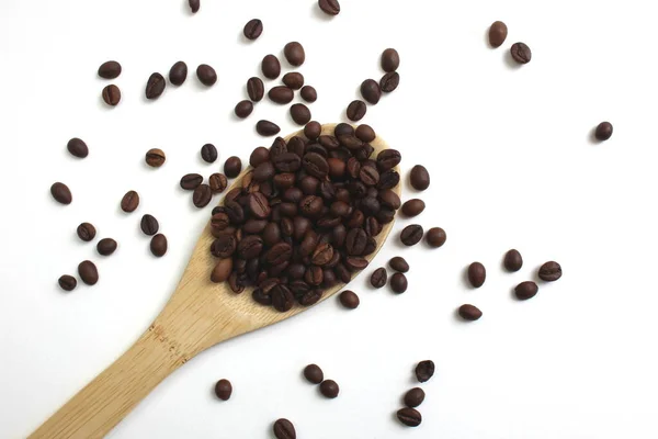 Cuchara Madera Con Granos Café Sobre Fondo Blanco — Foto de Stock