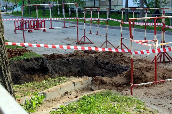 İçki yasağı bandıyla çit kazılmış bir çukur.