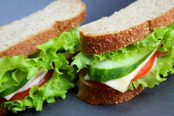 Sandwich Met Roggebrood Smakelijk Brood Een Zwarte Achtergrond — Stockfoto