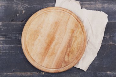 Yuvarlak mutfak dolabında pizza için tahta kaşık ve şirin bir şey.