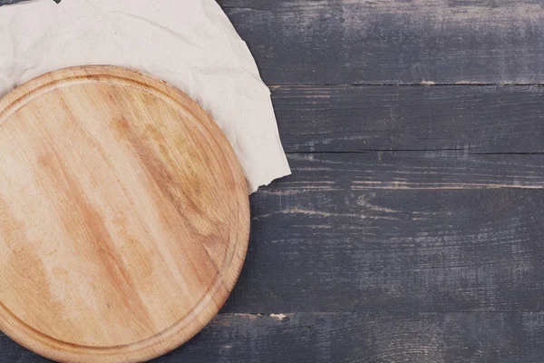 Armadio da cucina rotondo per pizza con cucchiaio di legno e carino su un — Foto Stock