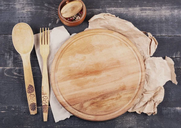 Armadio da cucina rotondo per pizza con cucchiaio di legno e carino su un — Foto Stock