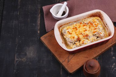 Fırında erimiş peynirin altında kızarmış et.