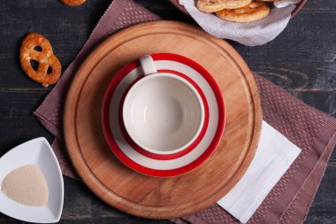 Boş bardak mutfaktaki yuvarlak ahşap bir tahtanın üzerinde.