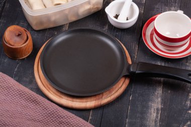 Mutfak manzarasında yeni bir gözleme tavası