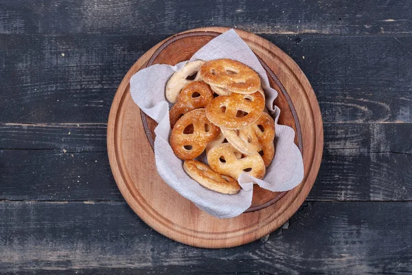 Biscuits au pain d'épice sur fond en bois Vue du dessus — Photo