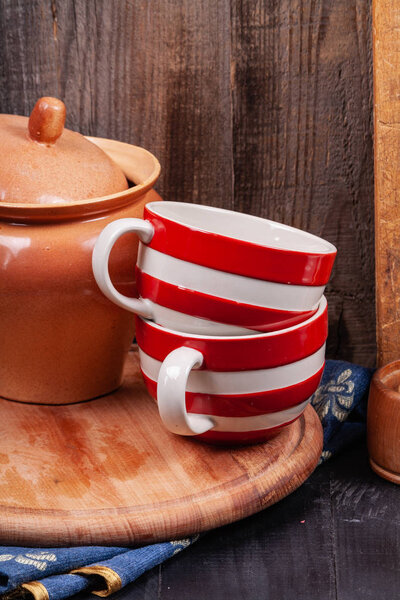 Пустой стакан на круглой деревянной доске на кухне
