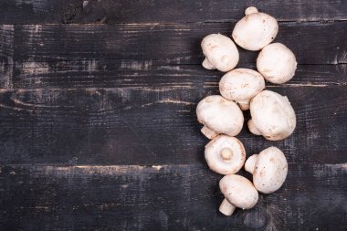  Koyu ahşap arka planda bir sürü mantar.