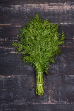 Karanlık ahşap arka planda taze vegan yemeği..