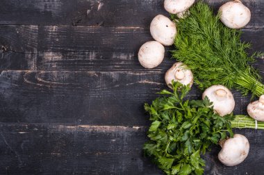  Koyu ahşap arka planda bir sürü mantar.