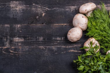  Koyu ahşap arka planda bir sürü mantar.