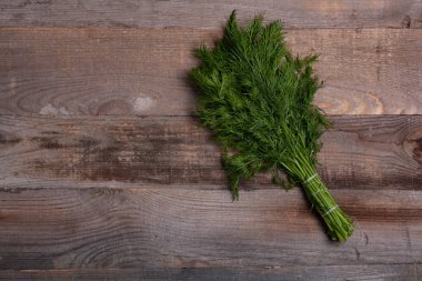 Karanlık ahşap arka planda taze vegan yemeği..