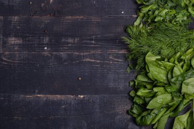 Karanlık ahşap arka planda taze vegan yemeği..