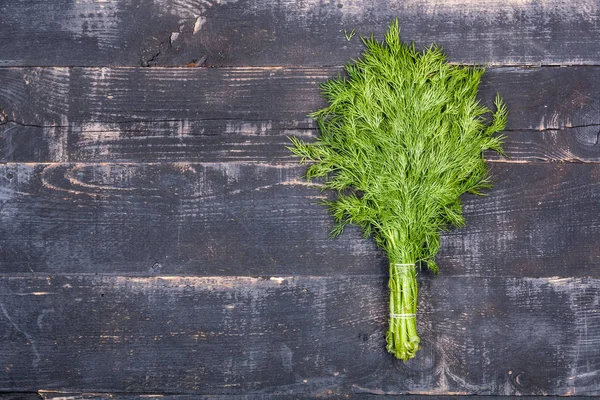 Karanlık ahşap arka planda taze vegan yemeği..