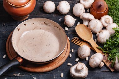 Koyu arkaplanda kızartma tavası 