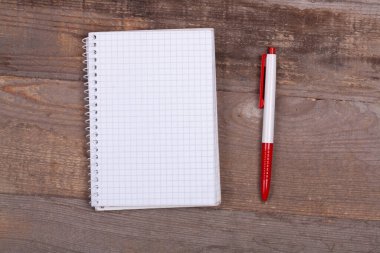 Tahta arkaplandaki notlar için not defteri.